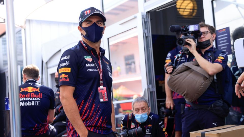 El piloto mexicano Sergio Pérez a su llegada al autódromo Hermanos Rodríguez, hoy en la Ciudad de México. Foto: EFE