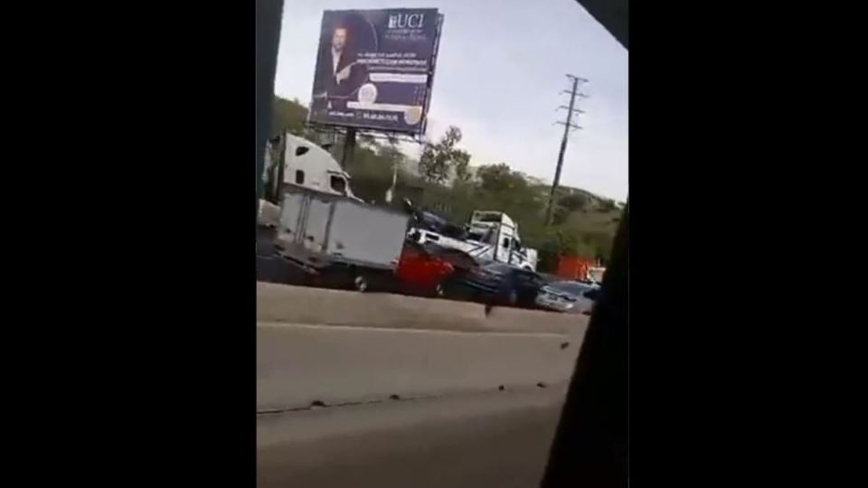 El conductor de la moto quedó sin vida enmedio de las dos pesadas unidades 
(Foto: Twitter @ObservatorioM19)