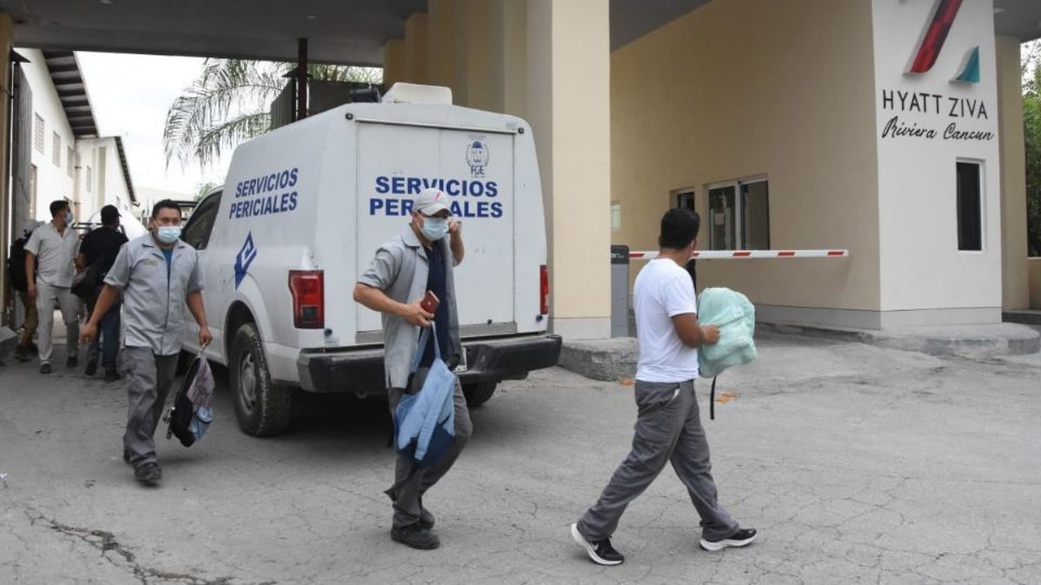 Los servicios periciales acudieron al hotel para el levantamiento de los cuerpos (Foto: Cuartoscuro)