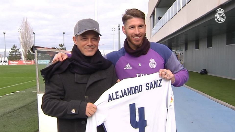 Alejandro Sanz visitó Valdebebas para ver entrenar y saludar a la plantilla del Real Madrid; aquí a lado del excapitán Sergio Ramos. Foto: Real Madrid