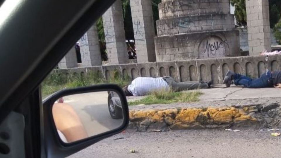 Las dos personas yacen en el piso, ante la mirada de decenas de personas que pasaron por el sitio
(Foto: Twitter @Res_Boulevares)