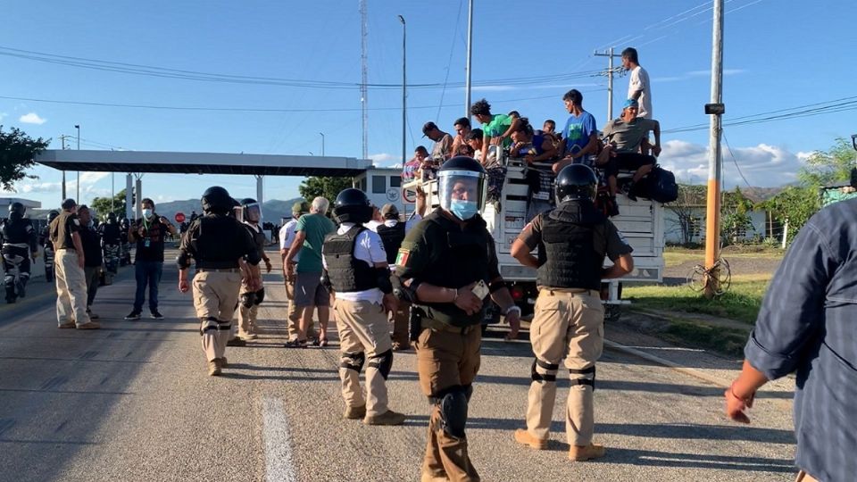 Hubo momentos de tensión con agentes que detuvieron a los migrantes en la carretera. Foto: José Eduardo Torres
