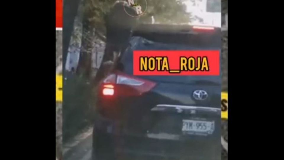 El hombre orinó muy quitado de la pena a pesar de ser captado en video
(Foto: Twitter @Nueva_Nota_Roja)