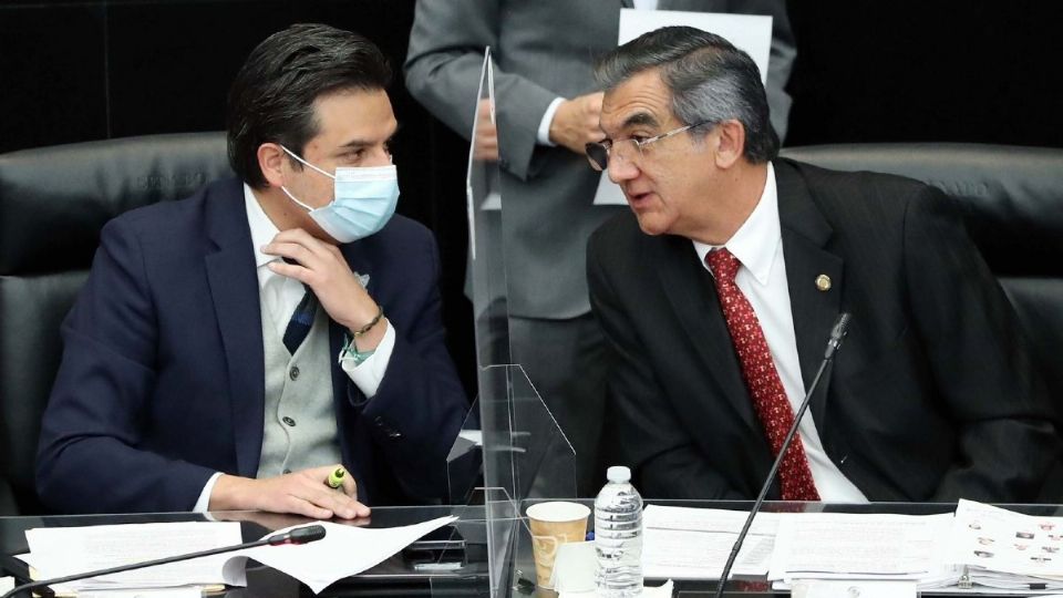 Durante la comparecencia de comisiones unidas de Salud y Seguridad Social, el titular del IMSS, Zoé Robledo, y el senador Américo Villarreal dialogaron. Foto: Especial