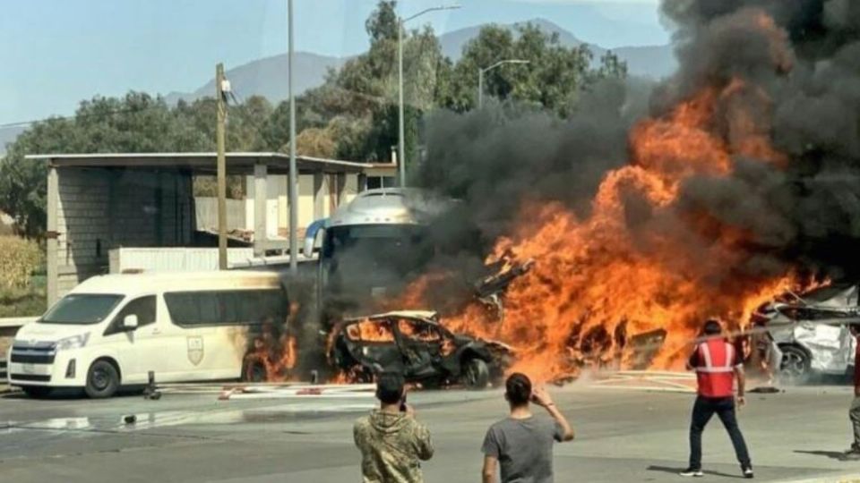 La autopista se encuentra cerrada debido a las labores de rescate de los cuerpos de emergencia y seguridad
(Foto: Especial)