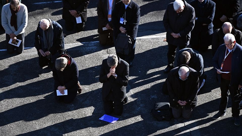 120 obispos franceses reconocen responsabilidad por no proteger a víctimas. Foto: AFP
