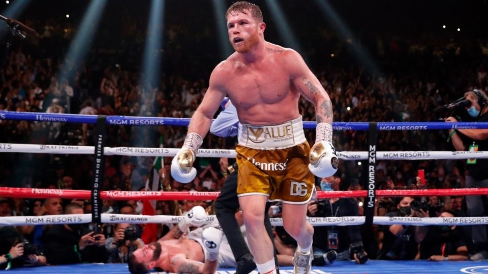 Canelo Álvarez festeja su último triunfo del año. Foto: AP