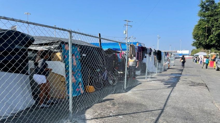 Familias mexicanas huyen de la violencia y se refugian en campamento migrante en Tijuana