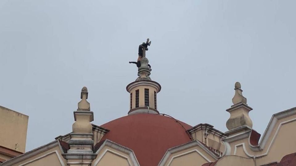 Joven intenta lanzarse desde la cúpula de una iglesia en Veracruz (Foto: Especial)