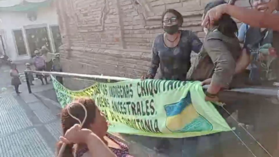 Feministas son expulsadas a latigazos de una iglesia en Bolivia durante protesta. Foto: Especial