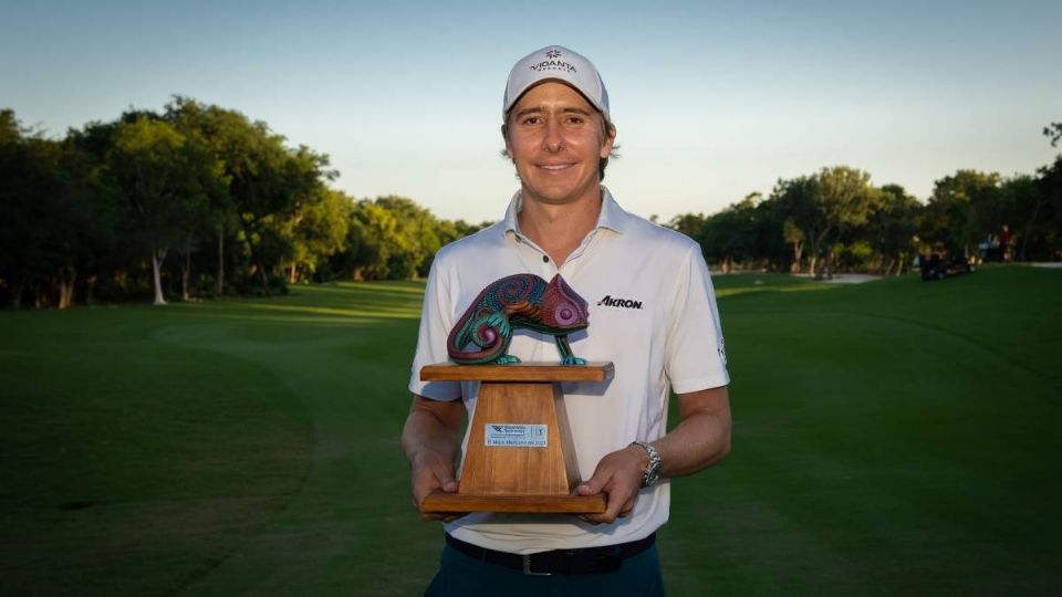 Carlos Ortiz acaricia el título del PGA Tour en México (Foto: Cortesía/   World Wide Technology Championship at Mayakoba)