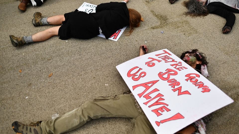 Manifestantes realizaron una danza zombi, durante una protesta del grupo activista climático Extinction Rebellion. Foto: AFP