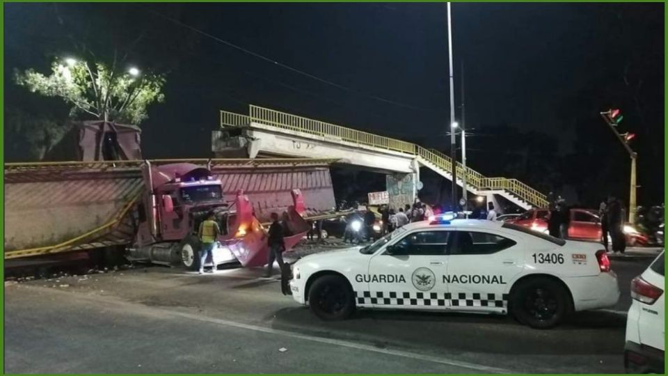 La pesada unidad se quedó atorada por la parte de la caja, lo que derivó en la caída de la estructura
(Foto: Twitter @JLM_Noticias)