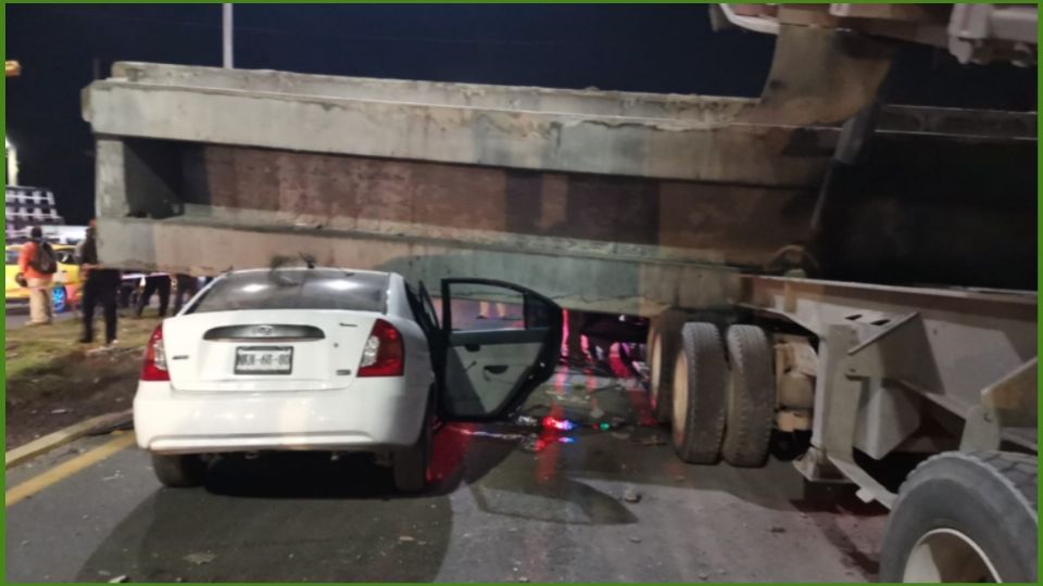 El tráiler derrumbó una parte del puente peatonal en la carretera Texcoco-Los Reyes
(Foto: José Rios)