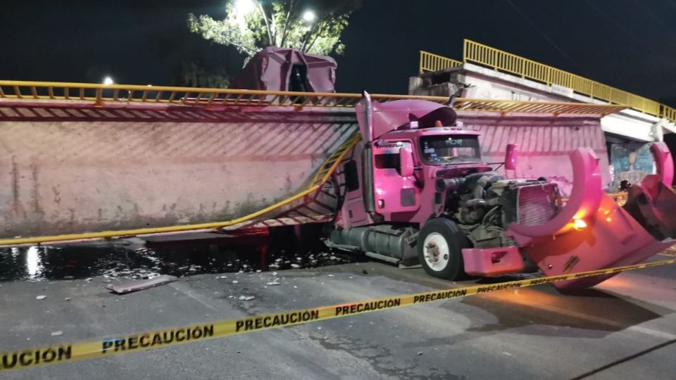 Cuerpos de emergencia y de seguridad laboran en el lugar para liberar los vehículos.