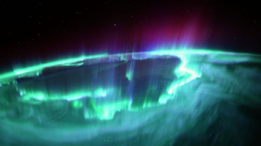 Captan hermosa aurora boreal verde y forma de anillo desde la Estación Espacial Internacional