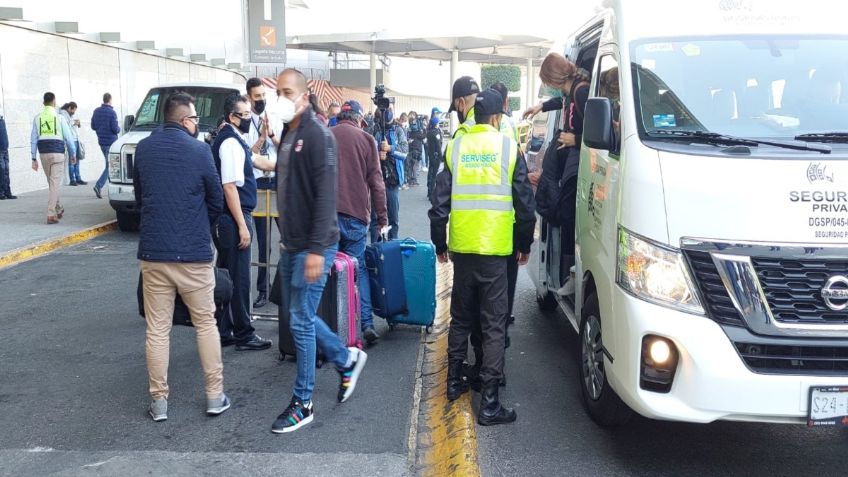 Tras bloqueo de la terminal 1 del AICM; usuarios son trasladados en camionetas | VIDEO