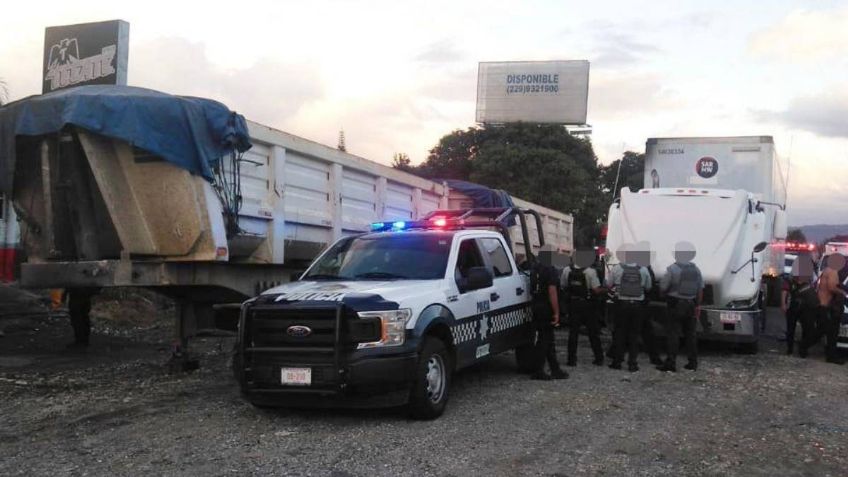 Resguardan a 140 migrantes en Veracruz abandonados en un tráiler