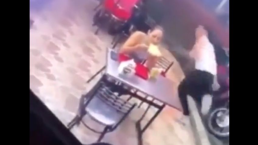 ¡Nervios de acero! Mujer no deja de comer pizza durante asalto; su acompañante la abandona | VIDEO