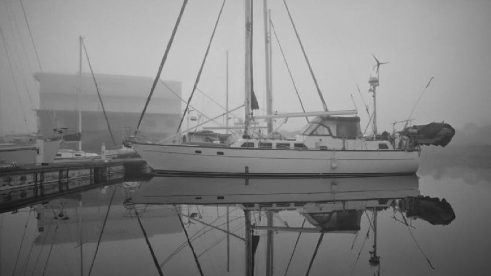 María se queda sola en la marina, al inicio disfrutando de esos momentos de paz y tranquilidad Foto: Especial