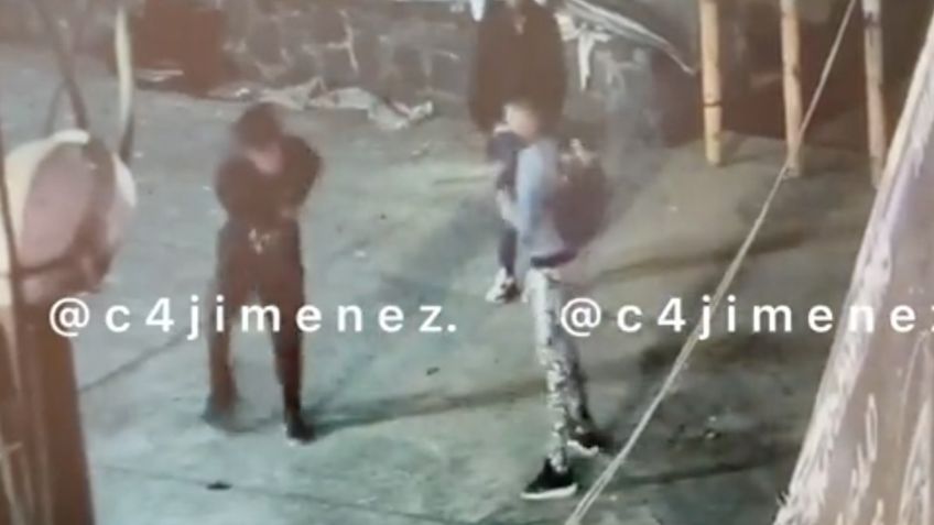 CDMX: Mujer le llora a un hombre asesinado durante pelea de exconvictos | VIDEO