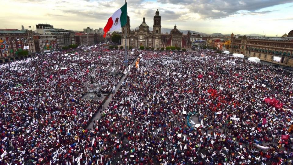 “Es un honor estar con Obrador”, gritaban las masas.