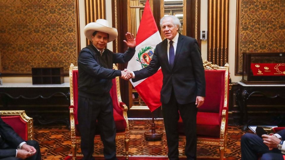 VISITA. El secretario de la OEA se reunió ayer con Pedro Castillo. Foto: EFE