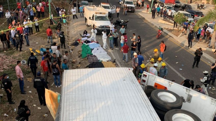 "Se volteó el tráiler y el chofer se echó a correr" Migrantes relatan lo que pasó en accidente que dejó 54 muertos en Chiapas | VIDEO