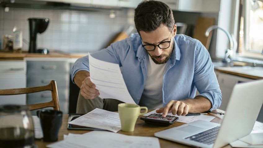 Caer de la cama es considerado un riesgo de trabajo; ¡no es broma!