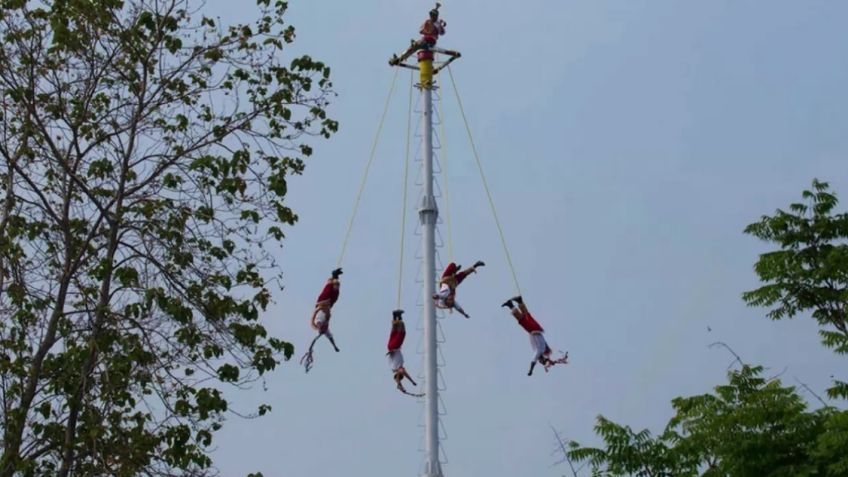 Danzante volador fallece tras caer de 20 metros de altura en Cuetzalan, Puebla