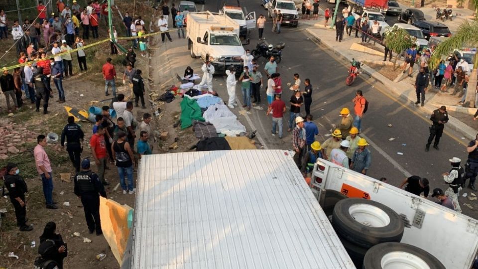 Conductor de tráiler que volcó con migrantes centroamericanos en Chiapas se dio a la fuga tras accidente. Foto: Cuartoscuro