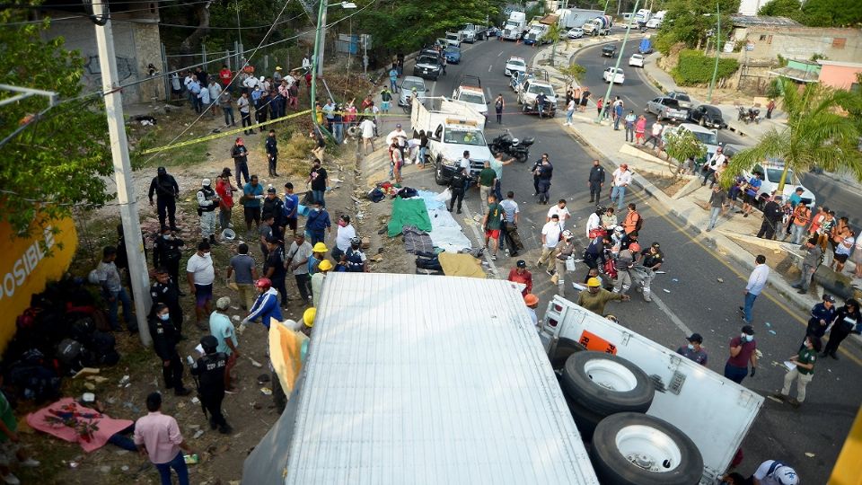 Extranjeros viajaban ocultos en la caja de la unidad; ofrece México repatriar cuerpos y dar visa humanitaria a sobrevivientes. Foto: Especial
