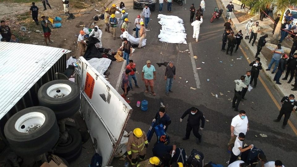 El accidente ocurrió el jueves 9 de diciembre cuando volcó un camión que transportaba al menos 107 extranjeros de manera clandestina. Foto: EFE