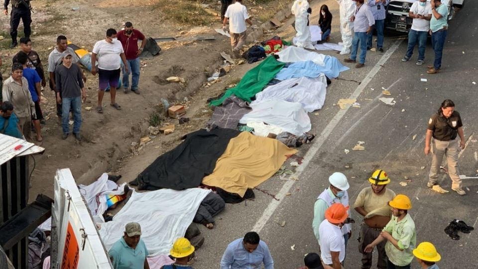 Tras el accidente, algunos sobrevivientes huyeron malheridos para no ser deportados a sus países de origen. FOTO: Cuartoscuro