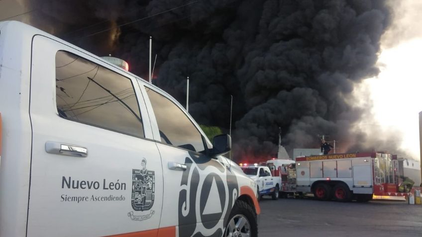 Nuevo León: Desalojan a 30 familias por fuerte incendio en bodega de Santa Catarina | FOTOS