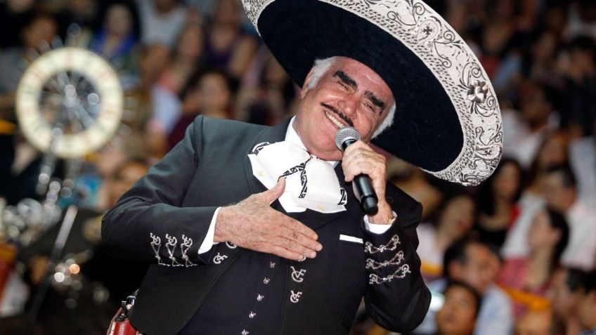 Vicente Fernández recibe homenaje de está popular banda grupera: VIDEO