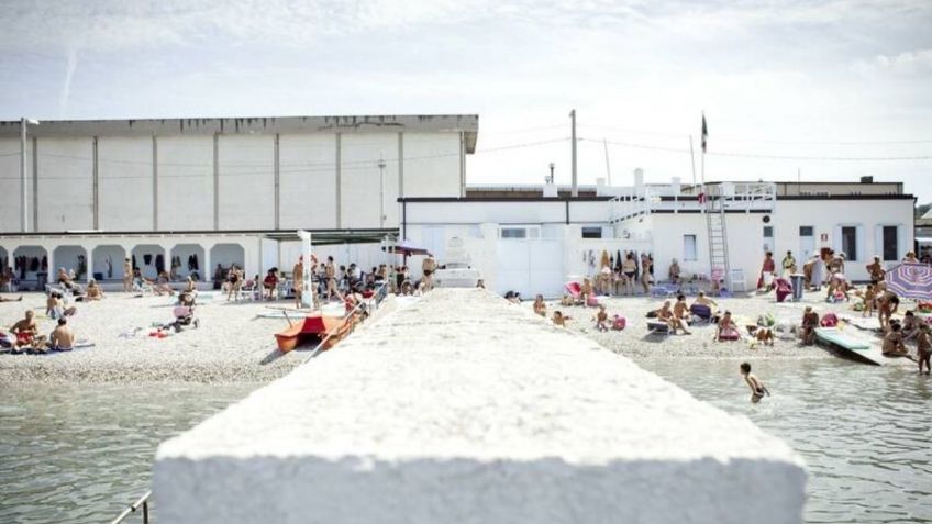 Muro divide a hombres y mujeres en playa italiana; ¿por qué pasa esto?