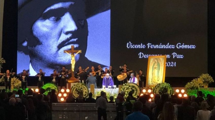 Padre que ofició misa de Vicente Fernández se cambia la sotana por un traje de charro en el altar | VIDEO