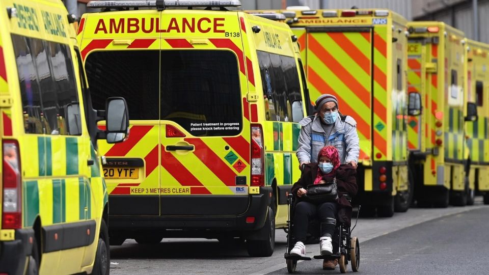 Imagen ilustrativa de persona en los alrededores de un hospital en Reino Unido. Foto: EFE