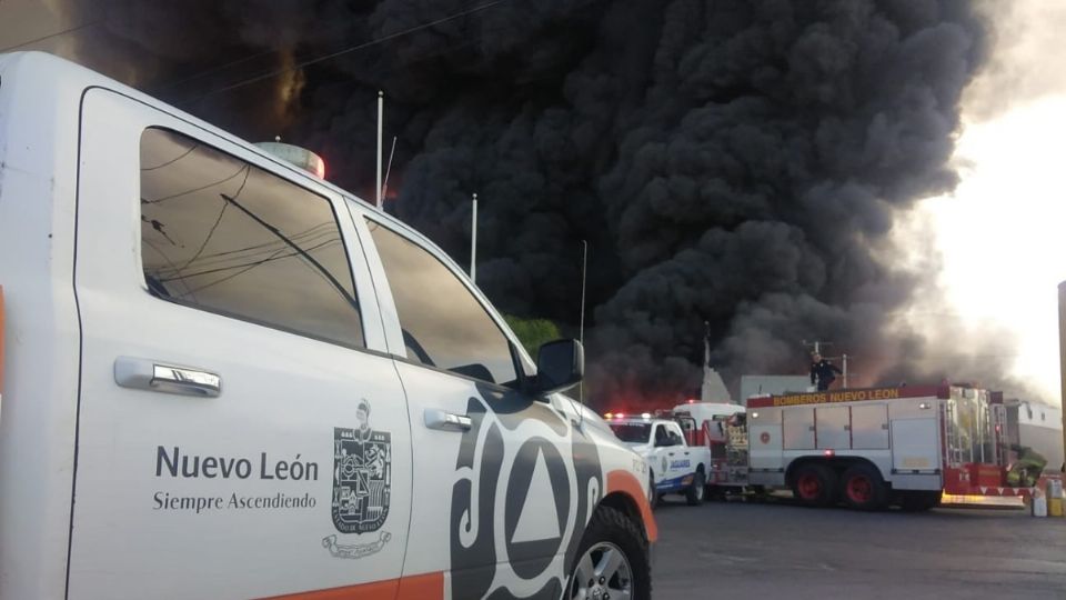 De momento no se reportan víctimas por este fuerte incendio. Foto: TW: PC_ NuevoLeon