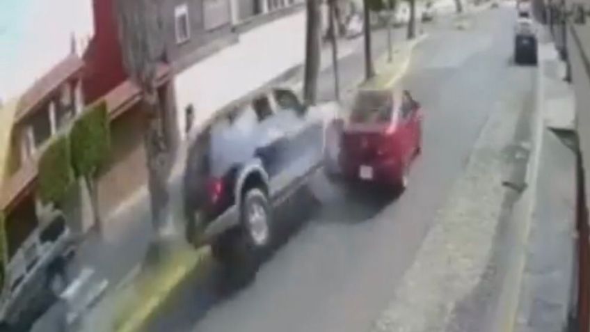 Conductor de camioneta se ensaña contra vehículo tras percance vial, lo chocó varias veces: VIDEO