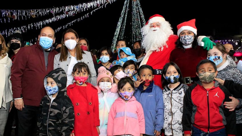 Alcaldía Venustiano Carranza enciende monumental árbol navideño y rinde homenaje a Vicente Fernández