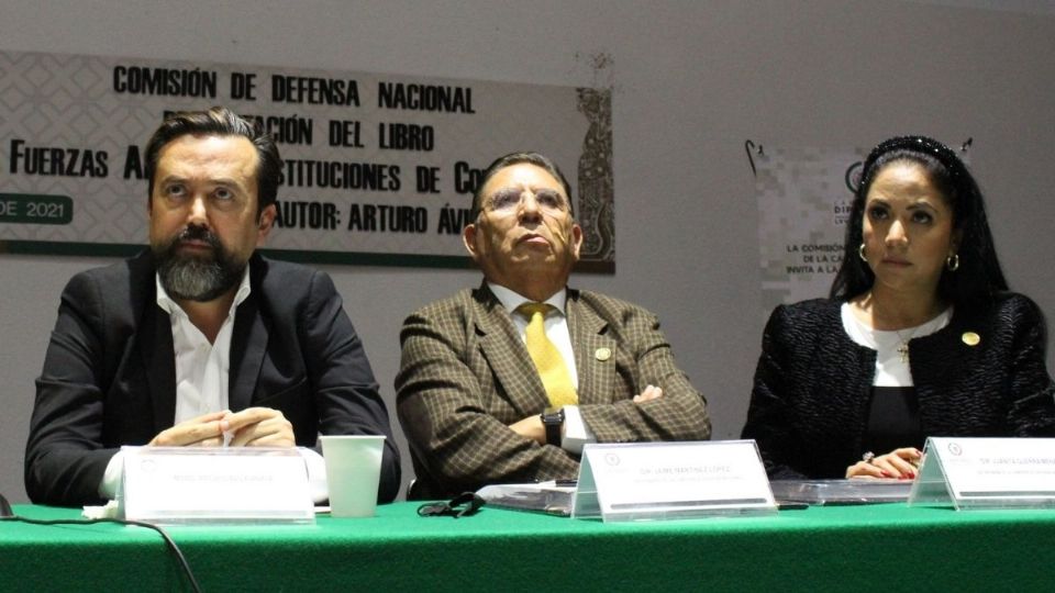 EXPOSICIÓN. Arturo Ávila Anaya (izquierda), en la presentación del libro ante diputados. Foto: Especial