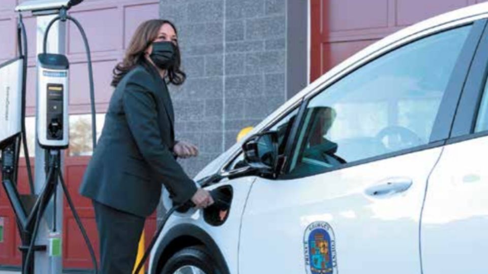 VISITA. La vicepresidenta Kamala Harris, en una instalación de carga de vehículos eléctricos. Foto: AP