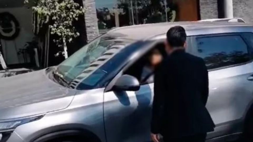 Una mujer le reclamó al reportero por el grave error. Foto: Especial