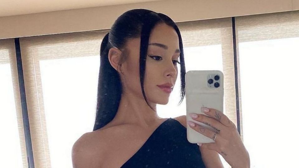 Ariana Grande frente al espejo. Fuente: Instagram Ariana Grande