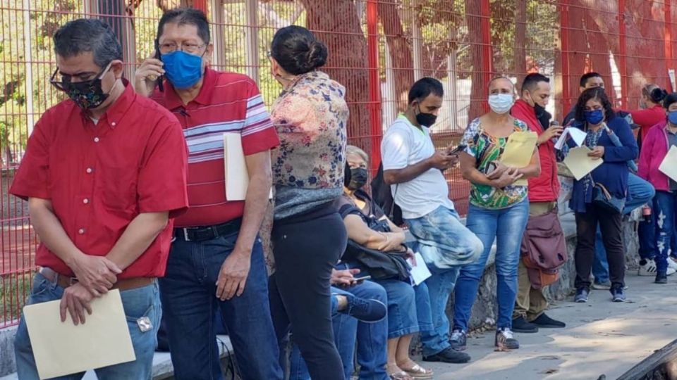 Docentes de Colima esperan hasta 5 horas para recibir vacuna (Foto: Especial)