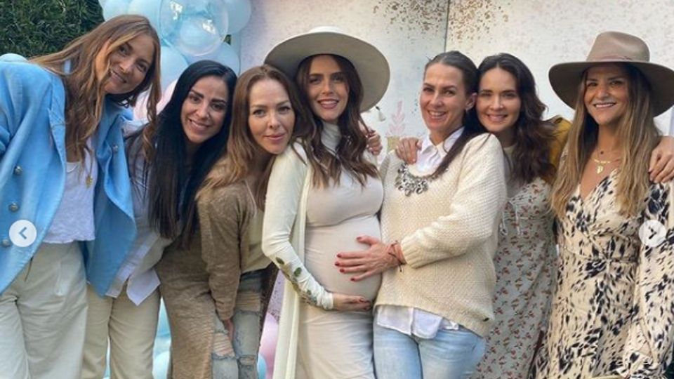 Claudia Álvarez festejó el baby shower de sus gemelos con 7 meses de embarazo y rodeada de sus mejores amigas. Foto IG @claudiaalvarezo