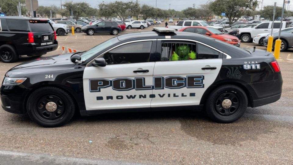 Policía arresta a Grinch que intentó robar los juguetes de los niños en un centro comercial. Foto: Facebook @BROWNSVILLEPOLICEDEPARTMENT