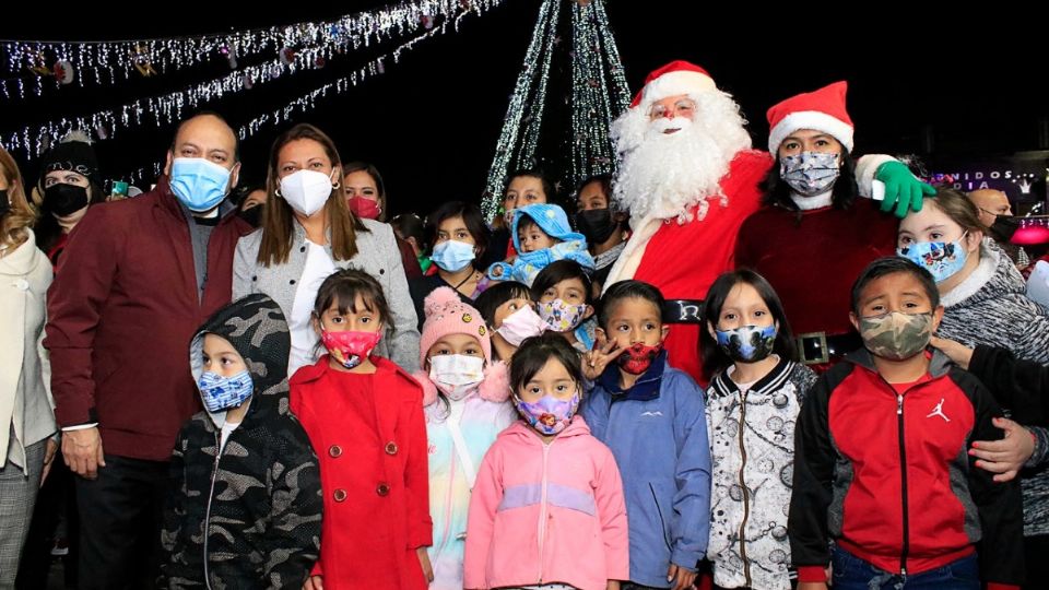 El árbol navideño también cuenta con 70 grandes esferas Foto: Especial